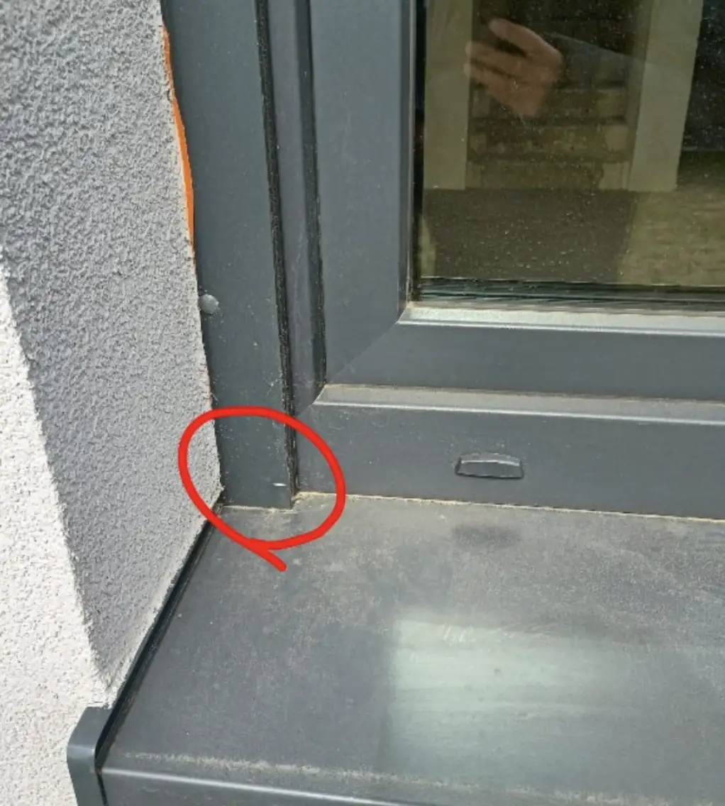 Uszkodzenia mechaniczne prowadnicy rolety — odbiory mieszkań Łódź